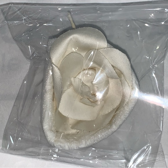 CHANEL hand wrapped white silk CAMELIA BLOSSEM pin back BROOCH - Picture 7 of 8